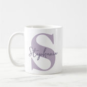 Muttertrag | Moderne violette Monogramm-Initiale M Kaffeetasse (Links)