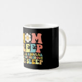 Mutti schläft lustig Muttertag Groovy Retro Kaffeetasse (VorderseiteRechts)