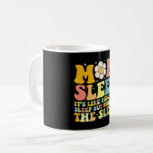 Mutti schläft lustig Muttertag Groovy Retro Kaffeetasse (Vorderseite Links)
