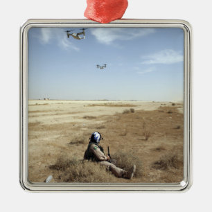 MV-22B Ospreysfliege über US-Marine-Krankenhaus Silbernes Ornament