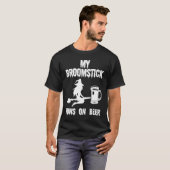 My Broomstick Runs on Beer Halloween Witches T-Shirt (Vorne ganz)