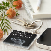 My Cat Lets Me Live Here Schlüsselanhänger (Vorderseite rechts)