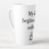 My Day Begins After Coffee - Minimalist Quote Milchtasse (Linke Ecke)