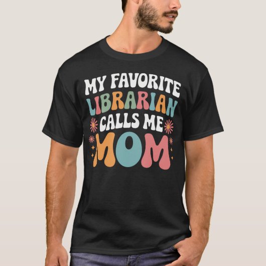 My Favorite Librarian Calls Me Mom Funny Groovy Mo T-Shirt (Vorderseite)