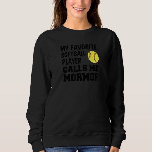 My Favorite Softball Player Calls Me Mormor Swedis Sweatshirt (Vorderseite)