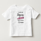 My First Day of Daycare, Pink Glitter Crayon Kleinkind T-shirt (Vorderseite)