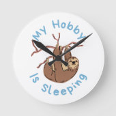My Hobby Is Sleeping – Funny Sloth Design Runde Wanduhr (Vorderseite)