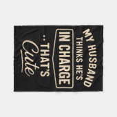 My Husband Thinks He’s In Charge Funny Saying Humo Fleecedecke (Vorderseite (Horizontal))