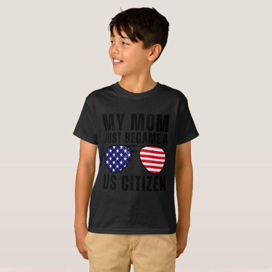 My Mom Just Became A Us Citizen Proud New American T-Shirt (Vorne ganz)