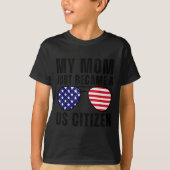 My Mom Just Became A Us Citizen Proud New American T-Shirt (Vorderseite)