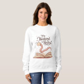 My Weekend Is All Booked | Bookworm Illustration Sweatshirt (Vorne ganz)