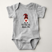My Yia Yia Loves Me Buffalo Plaid Gnome Baby Strampler (Vorderseite)