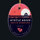 Myrtle Beach Pier SC Retro Sunset Souvenirs 60er Keramik Ornament<br><div class="desc">Myrtle Beach Retro Strand Design für Urlaub. Myrtle Beach South Carolina Insel Vintage Souvenirs für Reisen nach South Carolina. Myrtle Beach Strandkunst für Urlauber und Rucksacktouristen aus South Carolina. Myrtle Beach retro Souvenir. Entworfen für Rucksacktouristen und Reisen nach South Carolina , Insel mit Strand Vintagen Souvenirs für Badeurlauber. - Sie...</div>