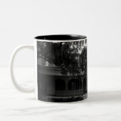 Myrtles Plantation in Schwarzweiß Zweifarbige Tasse (Links)