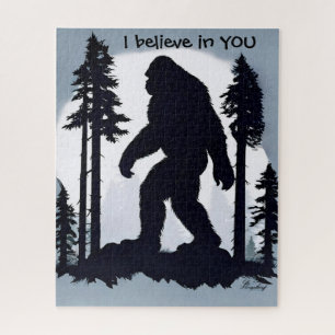 Mysteriöse Bigfoot Silhouette Spazieren gehen im W Puzzle