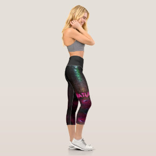 Mysteriöse Fichtenwälder Natur Neon magenta Zeiche Capri Leggings