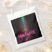 Mysteriöse Fichtenwälder Natur Neon magenta Zeiche Geschenktütchen (Ausgeschnitten)