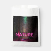 Mysteriöse Fichtenwälder Natur Neon magenta Zeiche Geschenktütchen (Vorderseite)