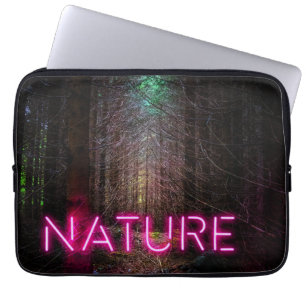Mysteriöse Fichtenwälder Natur Neon magenta Zeiche Laptopschutzhülle