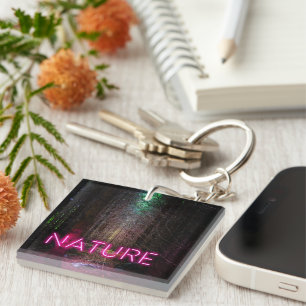 Mysteriöse Fichtenwälder Natur Neon magenta Zeiche Schlüsselanhänger