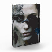 Mysteriöse Frau mit Raven Fotoblock (Links)