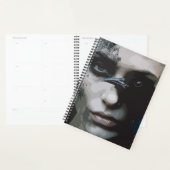 Mysteriöse Frau mit Raven Planer (Anzeige)