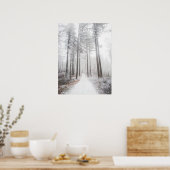 Mysteriöse Straße in einem gefrorenen Nebelwald Poster (Küche)