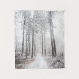 Mysteriöse Straße in einem gefrorenen Nebelwald Wandteppich