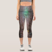 Mysteriöser Fichtenwald Capri Leggings (Vorderseite)