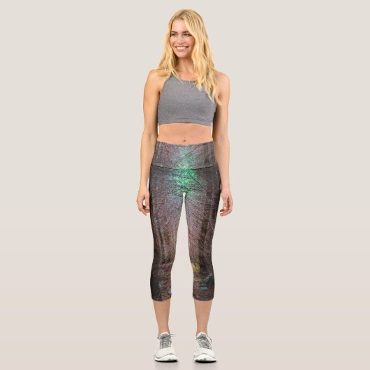 Mysteriöser Fichtenwald Capri Leggings (Vorderseite)