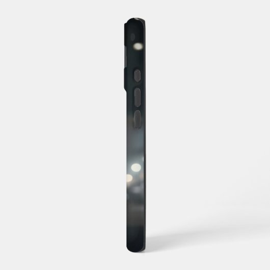 Mysteriöser Mann im Anzug bei Nacht - Kinofilm iPhone 16 Hülle (Linke Seite)