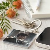 Mysteriöser Mann im Anzug bei Nacht - Kinofilm Schlüsselanhänger (Vorderseite rechts)