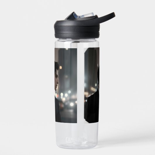 Mysteriöser Mann im Anzug bei Nacht - Kinofilm Trinkflasche (Links)