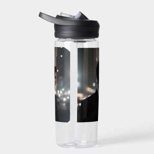 Mysteriöser Mann im Anzug bei Nacht - Kinofilm Trinkflasche (Rechts)
