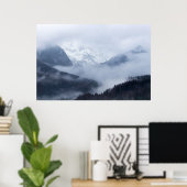 Mysteriöser Nebel, der durch Berglagen rollt Poster (Heimbüro)