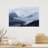Mysteriöser Nebel, der durch Berglagen rollt Poster (Küche)