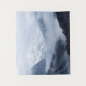 Mysteriöser Nebel, der durch Berglagen rollt Wandteppich (Vorderseite)