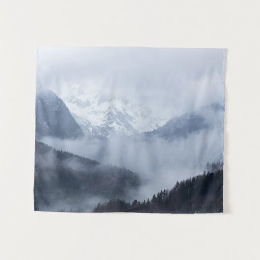 Mysteriöser Nebel, der durch Berglagen rollt Wandteppich (Vorderseite (Horizontal))