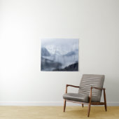 Mysteriöser Nebel, der durch Berglagen rollt Wandteppich (Beispiel (Horizontal))