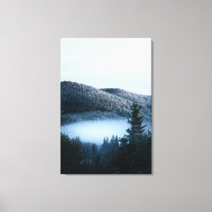 Mysteriöser Nebel, der im Wintersprudelwald gefang Leinwanddruck