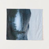 Mysteriöser Nebel, der im Wintersprudelwald gefang Wandteppich (Vorderseite (Horizontal))