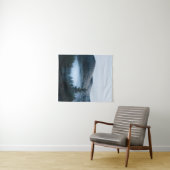 Mysteriöser Nebel, der im Wintersprudelwald gefang Wandteppich (Beispiel (Horizontal))