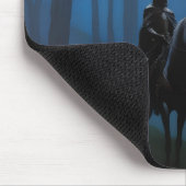 Mysteriöser Schwarzer Ritter im Mondlichtwald Mousepad (Ecke)