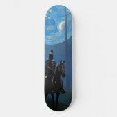 Mysteriöser Schwarzer Ritter im Mondlichtwald Skateboard (Vorderseite)