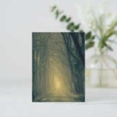 Mysteriöses gelbes Licht im Wald Postkarte (Stehend Vorderseite)