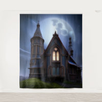 Mysteriöses gotisches Haus auf Hügel