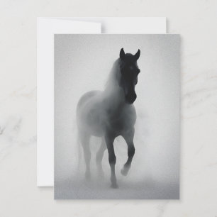 Mysteriöses Schwarzes Pferd, das aus dem Nebst auf Postkarte