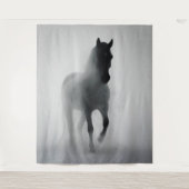 Mysteriöses Schwarzes Pferd, das aus dem Nebst auf Wandteppich (Vorderseite)