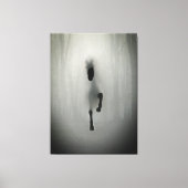 Mysterious Black Horse Running in Misty Fog Forest Leinwanddruck (Vorderseite)