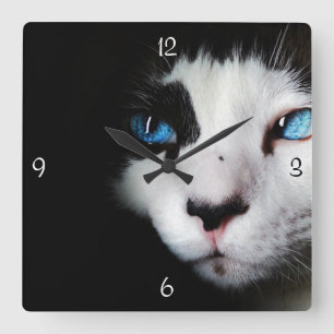 Mysterious Blue Eyed Tuxedo Cat Clock Quadratische Wanduhr
